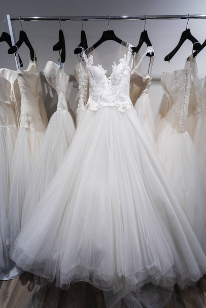 suknia ślubna wisząca w sklepie - Zdjęcie, obraz