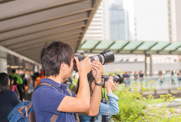 Fotógrafos asiáticos tomando fotos del horizonte de Hong Kong
 - Foto, Imagen