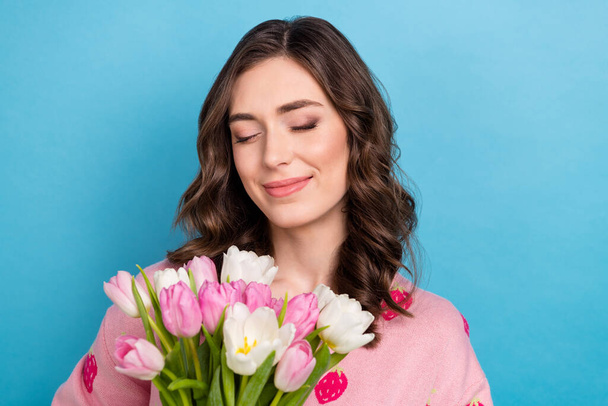 Photo portrait of pretty girl hold smell aroma tulips bouquet wear trendy pink strawberry print clothes isolated on blue color background. - Foto, imagen