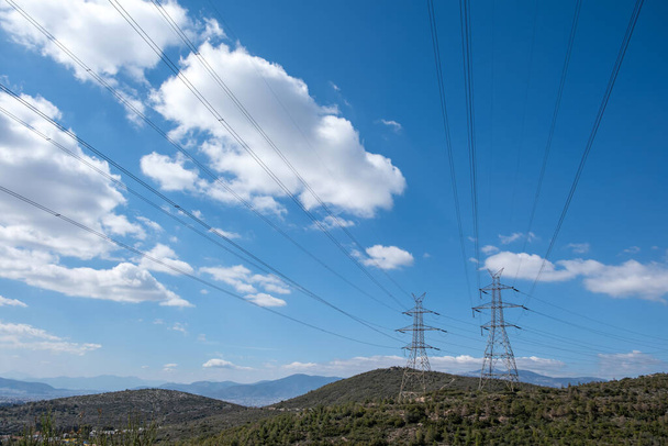 Linhas de alta tensão e pilões na montanha, fundo céu azul - Foto, Imagem