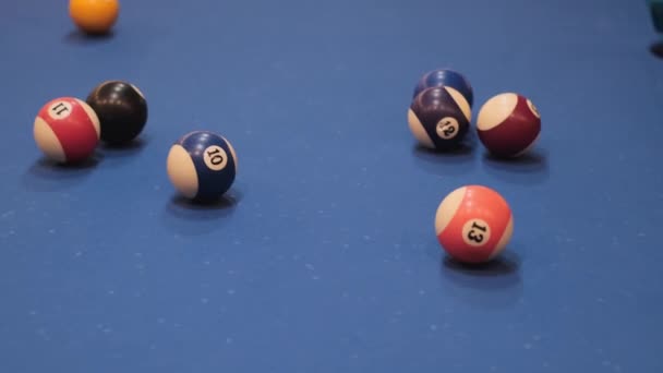 Amerikai Pool, a lövés nyolc labda megy a pocket biliárd - Felvétel, videó