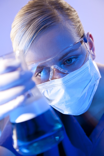 Wissenschaftlerin Ärztin mit Flasche blauer Flüssigkeit im Labor - Foto, Bild