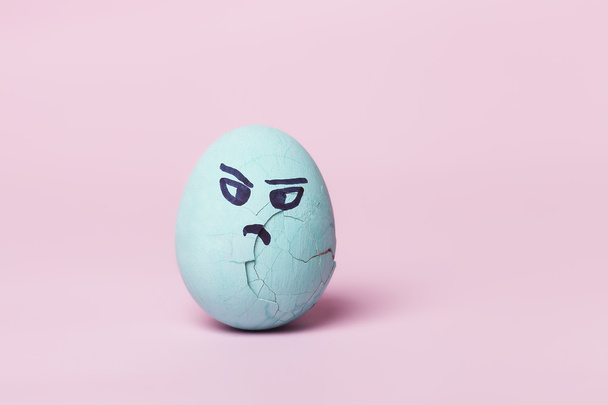 Angry blue painted egg - Foto, Bild