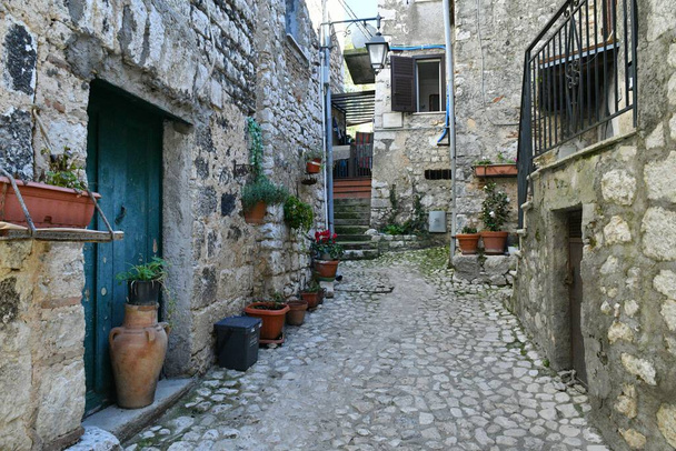A narrow street among the old houses of Fumone, a historic town in the state of Lazio in Italy. - Foto, Bild