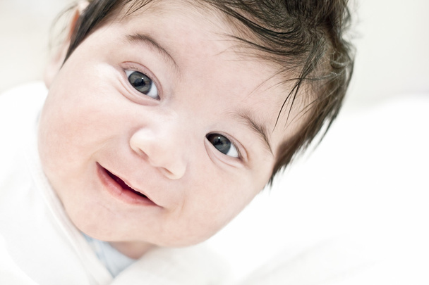 幸せな赤ちゃん、笑顔、幸せ、子供のポートレート、キュートな笑顔の顔。2 ヶ月の男の子の肖像画のショット. - 写真・画像