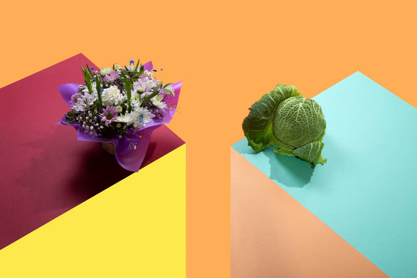 Geometrisches Stillleben mit einem Strauß Blumen und Wirsing - Foto, Bild