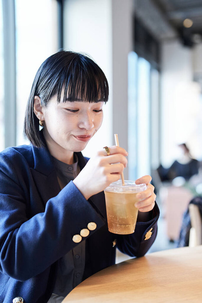  Una giovane donna si rilassa in un caffè - Foto, immagini