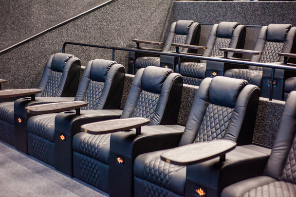 Luxuriöser Zuschauerraum, Kino, schöne bequeme Stühle. - Foto, Bild