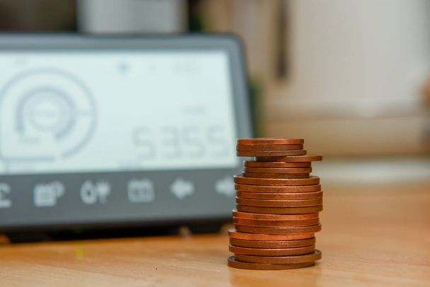家の中のスマートエネルギーメーターは、家の電気使用量を監視し、生活価格のコストを削減する - 写真・画像