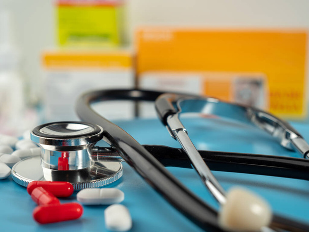 Medicijnen en een stethoscoop. Capsules en tabletten. Close-up. - Foto, afbeelding