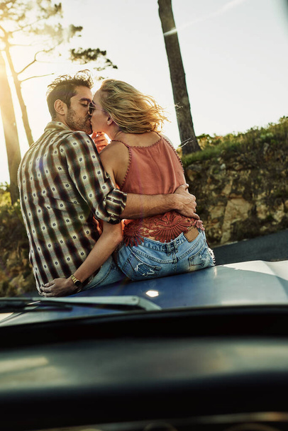 A vida é para beijos profundos e grandes aventuras. um casal afetuoso passar o dia ao ar livre - Foto, Imagem