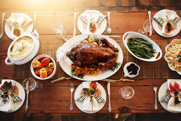 C'est vos vacances préférées. Plan en angle élevé d'une table à manger tout disposé pour Thanksgiving - Photo, image