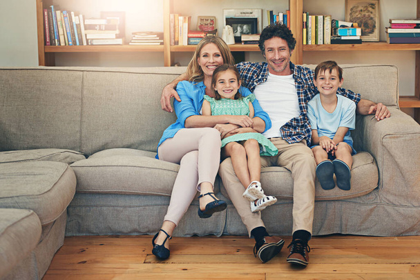 Yhteinen aikamme on meille tärkeää. Muotokuva onnellinen perhe rentouttava sohvalla yhdessä kotona - Valokuva, kuva
