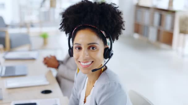 Geschäftsfrau, Gesicht und Lächeln im Call Center mit Kopfhörern für Telemarketing, Kundendienst oder Unterstützung im Büro. Porträt einer glücklichen oder freundlichen Beraterin, die mit einem Headset zur Beratung lächelt. - Filmmaterial, Video