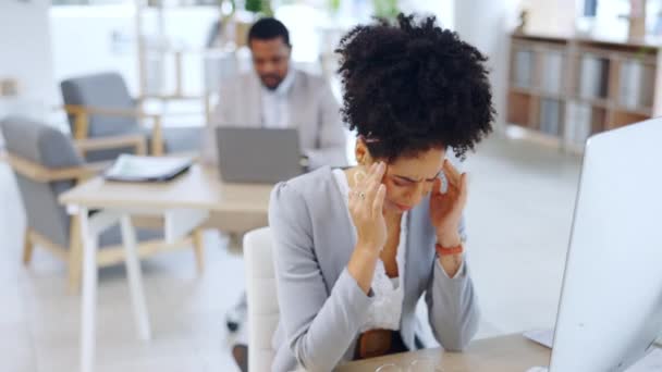 ストレス、燃え尽きや疲れ感でビジネス女性、コンピュータや頭痛の種は、オフィスの机の上で過労した。職場でのデスクトップPCによる悪い頭の痛み、緊張や緊張を経験する疲れた女性従業員. - 映像、動画