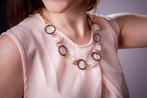 Женские украшения, серьги, ожерелья, молодая женщина с орнаментом, ручной работы
 - Фото, изображение