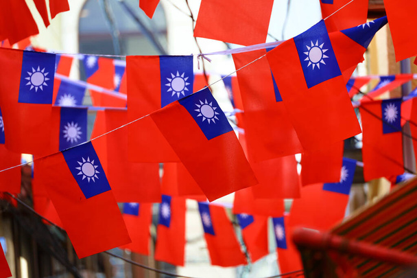 Багато яскравих тайванських прапорів прикрашені над головою у задньому провулку. - Фото, зображення