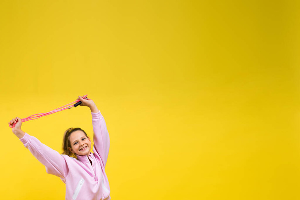 Suloinen naaras lapsi hyppäämällä köysi hyppäämällä studiossa - Valokuva, kuva