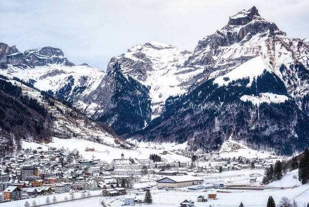 Engelberg πόλη, ένα δημοφιλές θέρετρο σκι χειμώνα στις Άλπεις βουνά, Κεντρική Ελβετία - Φωτογραφία, εικόνα