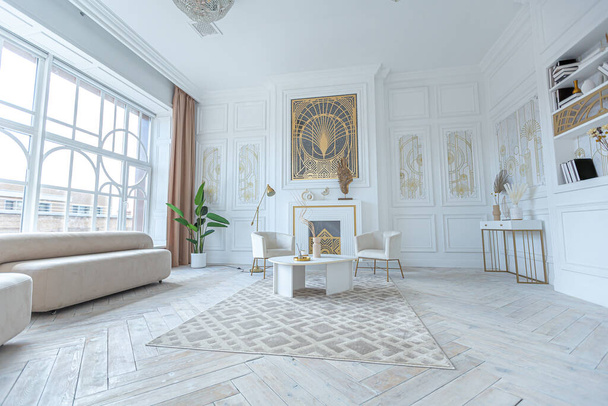interior de apartamento de lujo blanco como la nieve con decoración de estilo egipcio con muebles de estilo ligero. enormes ventanas panorámicas y un arco. minimalismo y simplicidad con la elegancia del diseño moderno de la vivienda - Foto, imagen