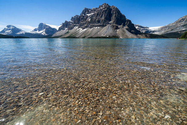Bow Lake in Banff National Park op een zonnige zomer Canada dag - Foto, afbeelding