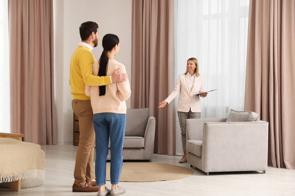Real estate agent showing new apartment to couple - Foto, Imagem