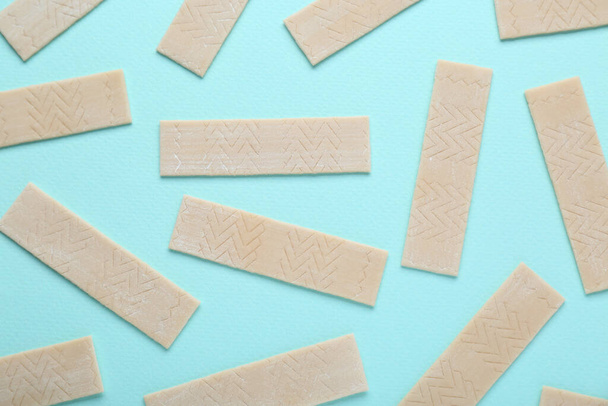 Many sticks of tasty chewing gum on light blue background, flat lay - Foto, Imagen