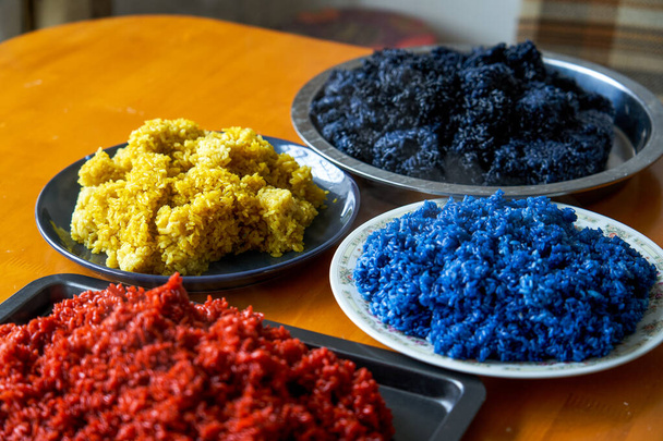 Comida tradicional de Chinese Tomb Sweeping Festival, arroz glutinoso de cinco colores - Foto, Imagen