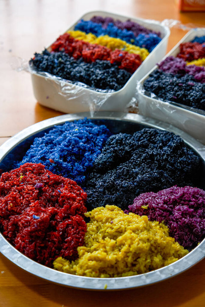 Comida tradicional de Chinese Tomb Sweeping Festival, arroz glutinoso de cinco colores - Foto, Imagen