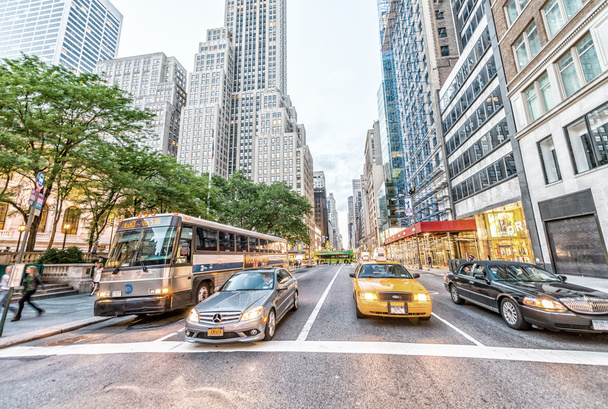 Tourists and traffic on Fifth Avenue - Valokuva, kuva