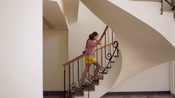 Güzel kız merdivenlerden yukarı yürür - Video, Çekim