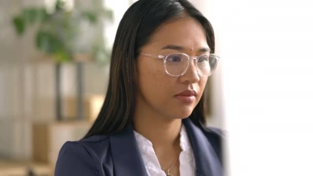 Brýle, tvář a seriózní žena na počítači v kanceláři pro on-line plánování, e-mailovou správu nebo výzkum. Zaměstnankyně pracující na desktopu pro obchodní management, obchodní technologie nebo internet. - Záběry, video