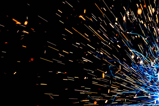 Close up view and background of the gas metal arc welding (GMAW) process with sparks, φως, εφέ bokeh και καπνός. Αφηρημένο φόντο σπινθήρων - Φωτογραφία, εικόνα