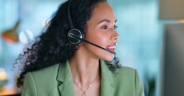 Συμβουλές, τηλεφωνικό κέντρο και νύχτα με γυναίκα στο γραφείο για εξυπηρέτηση πελατών, τεχνική υποστήριξη ή τηλεφωνική γραμμή. Επικοινωνήστε μαζί μας, επικοινωνία και συμβουλές με τις γυναίκες σύμβουλος μιλάμε για πώληση, crm ή υπερωρίες. - Πλάνα, βίντεο