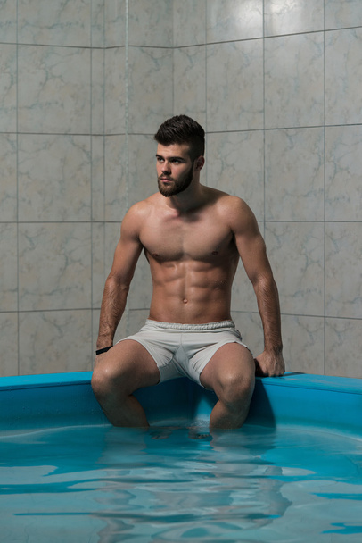 Young Man Swimming In Pool At Resort - Foto, immagini