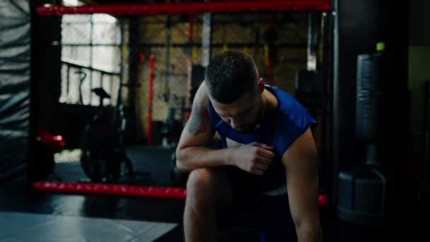 Αρσενικό πυγμάχος προπόνηση ταιριάζει άνθρωπος κάνει πυγμαχία γυμναστήριο νεαρός άνδρας κάνει προθέρμανση τεντώνοντας τους μυς - Πλάνα, βίντεο