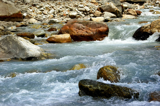 IJskoude rivier de Lachung stroomt uit de gletsjer bij Yumesamdong, Zero point, Sikkim, India. Hoogte van 15.300 voet, laatste buitenpost van de beschaving en er is geen weg vooruit. India Chinese grens. Himalaya. - Foto, afbeelding