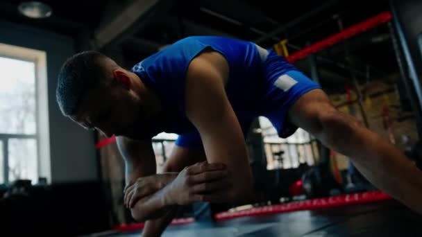 Uomo boxer formazione in forma uomo facendo palestra di pugilato giovane uomo facendo warm up stretching muscoli - Filmati, video