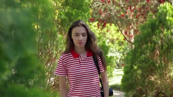 όμορφο κορίτσι βόλτες στο πάρκο - Πλάνα, βίντεο