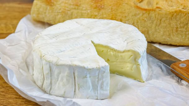 primer plano de un queso camembert y una baguette - Foto, imagen