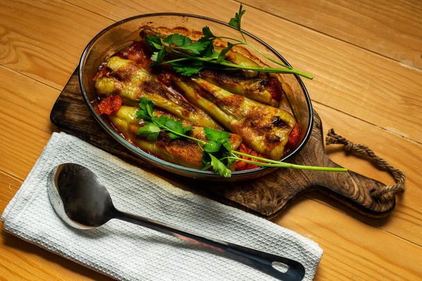 Peperoni ripieni al forno con salsa di pomodoro in un piatto di vetro refrattario ovale - Foto, immagini