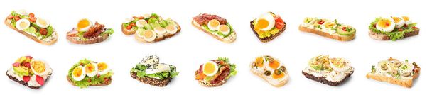 Koláž chutných toastů s vařenými vejci na bílém pozadí - Fotografie, Obrázek