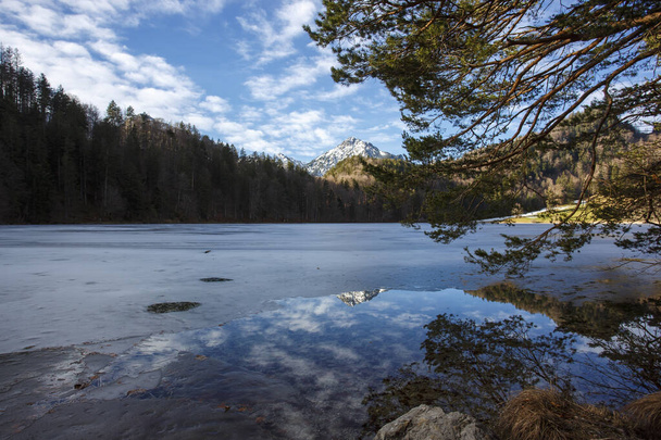 冬までにアラツェ湖。オーストリアのチロル - 写真・画像