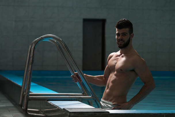 giovane guardando macho uomo a hotel piscina coperta
 - Foto, immagini