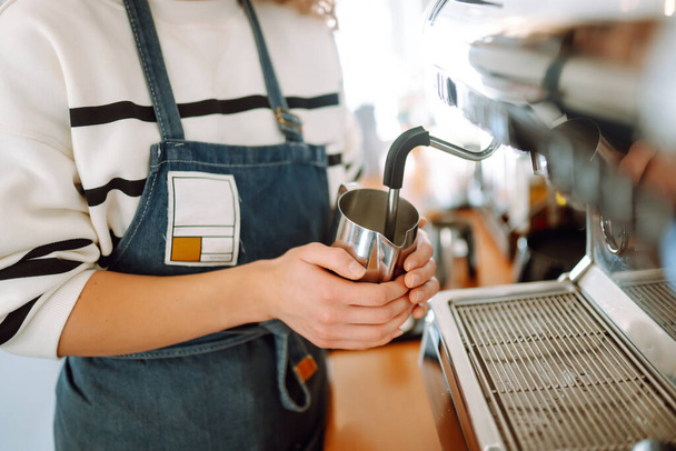 Female barista making coffee in a coffee machine. Conception of business and service. Takeaway food. - Foto, Bild