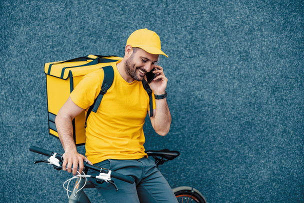 Mensajero en bicicleta entregando comida en la ciudad. mensajero masculino con bicicleta entregada comida al cliente. - Foto, imagen