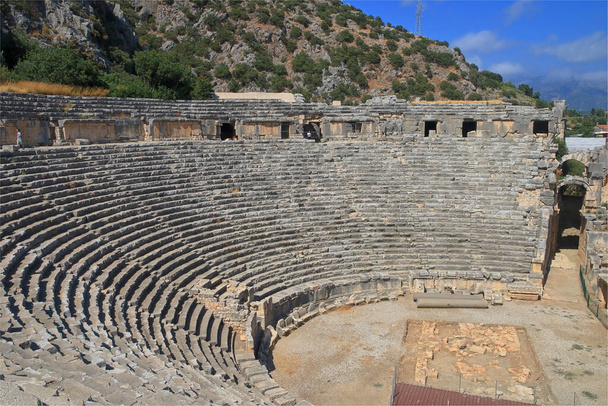 写真はトルコで撮影されました。写真はミラの古代都市の古代ギリシャ・ローマ劇場を示しています. - 写真・画像