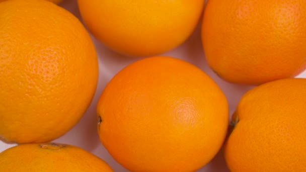 Tuoreita appelsiineja lähikaupassa. Laadukas video - Materiaali, video