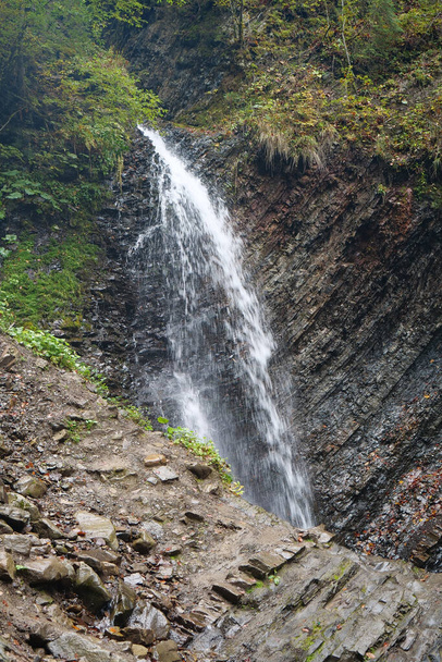 Cascade de Zhenetskyi Huk ou cascade de Huk, rivière Zhenets, parc national des Carpates, crête de montagne de Gorgany, ouest de l'Ukraine - Photo, image