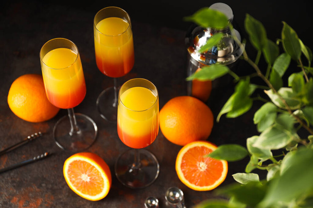Pomarańczowy koktajl, koncepcja świeżych pysznych letnich koktajli cytrusowych - Zdjęcie, obraz